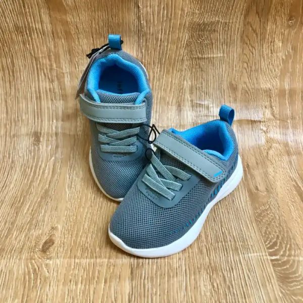 Tenis color gris y azul
