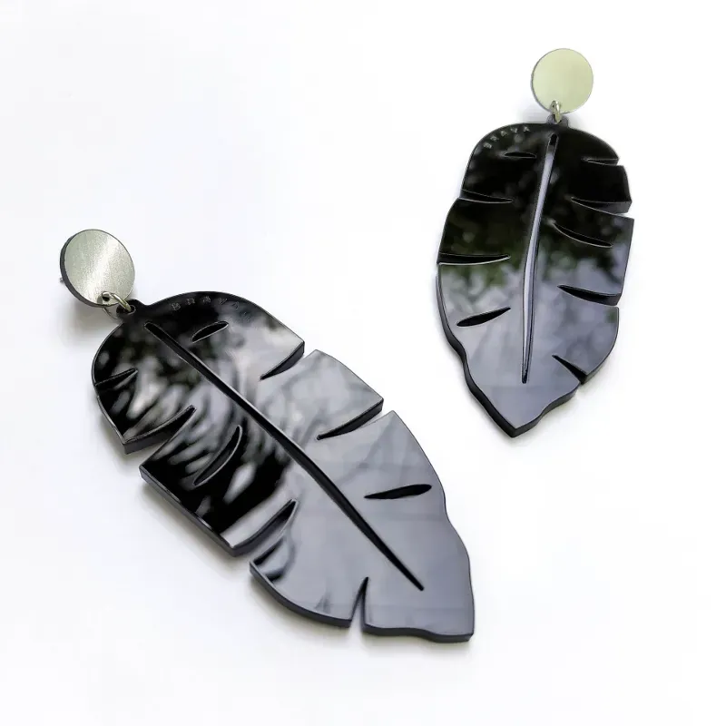 Pendientes hojas de plátano/ color: negro