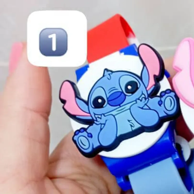 Reloj engomado STITCH