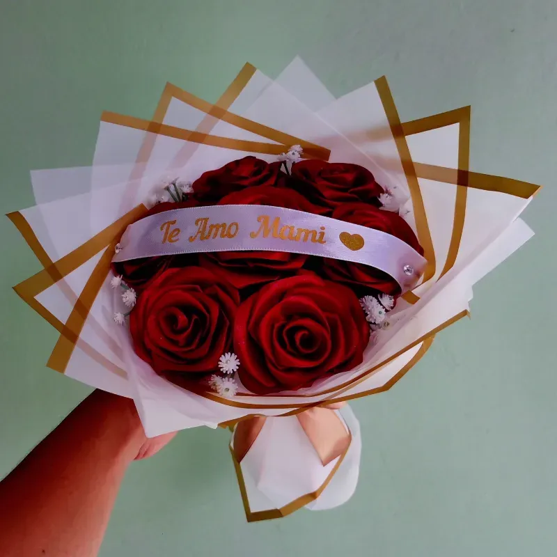 Ramo de 7 rosas + cinta personalizada