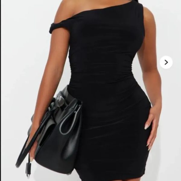 Vestido Negro de Tirante Torcido