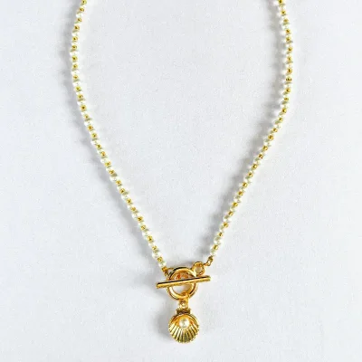 Collar de perlas con dije de concha dorada