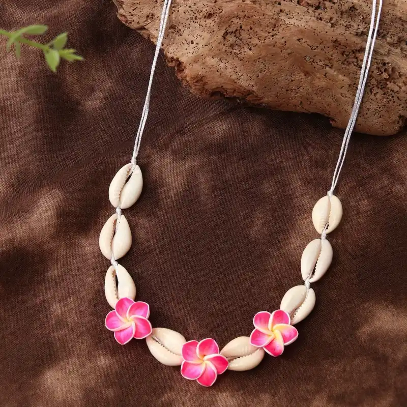 Collar de caracoles y flores de verano
