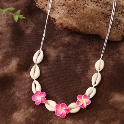 Collar de caracoles y flores de verano