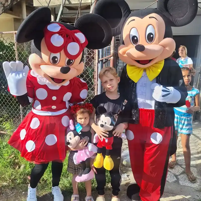 Entrega con Mini y Mickey Mouse 