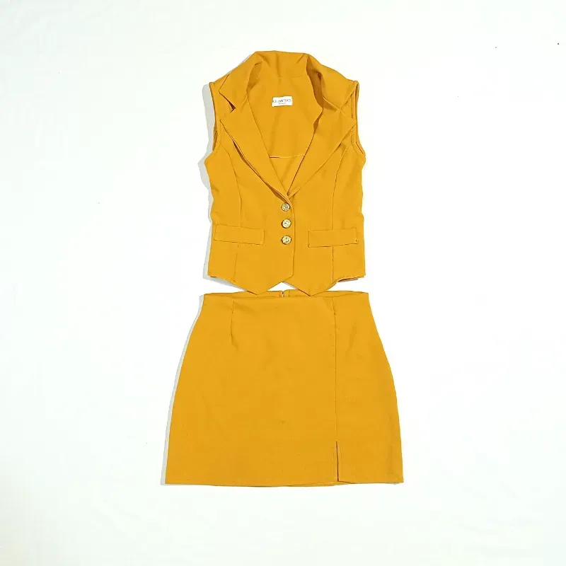 Conjunto chaleco y minifalda