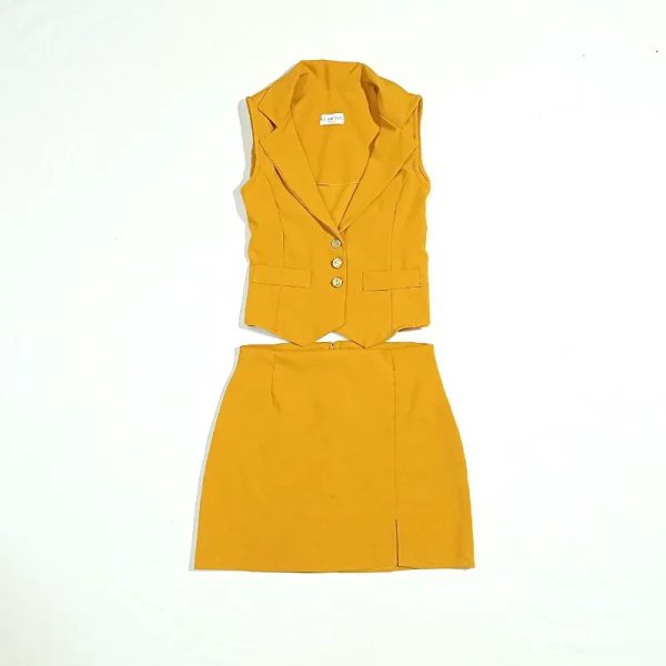 Conjunto chaleco y minifalda