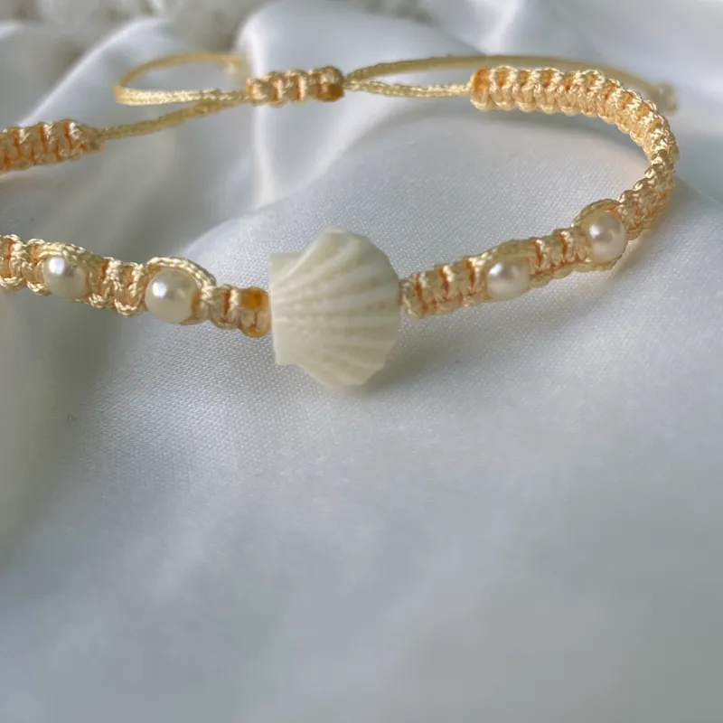 Pulseras tejidas con concha marina