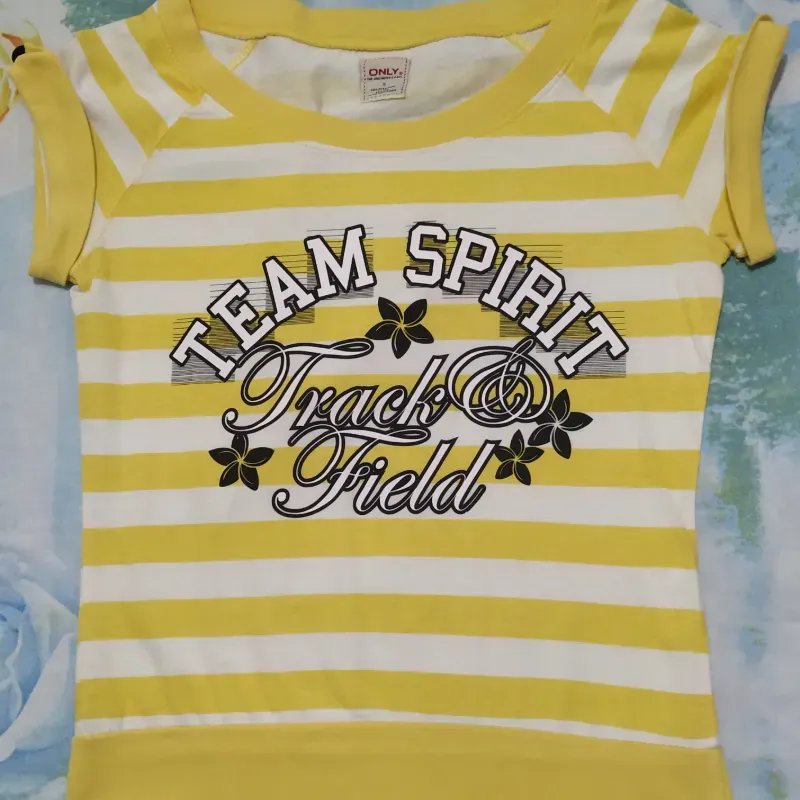 Pullover de rayas amarillo y blanco.