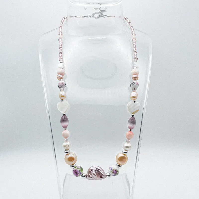 Collar de perlas naturales, artificiales, piedras semipreciosas, entre piezas de porcelana y cristales