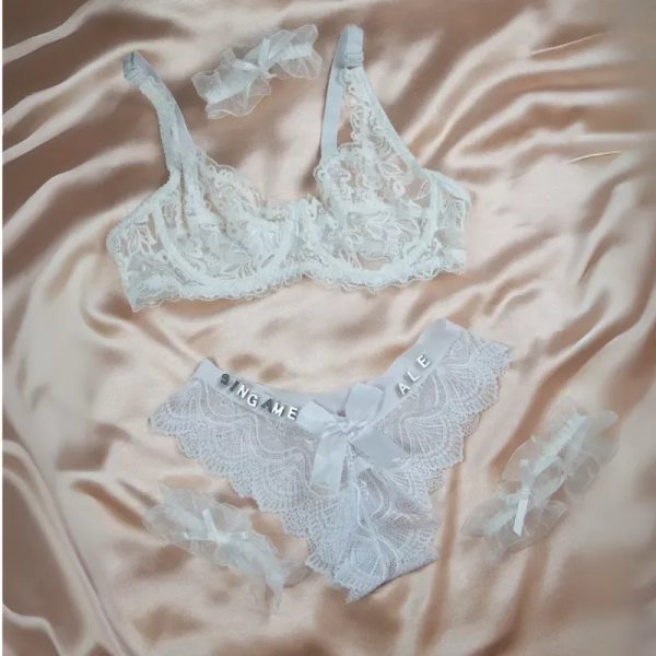 Conjunto de tanga ancho de encaje con lazo + ajustador de encaje + 3 ligas color blanco (PERSONALIZADO)