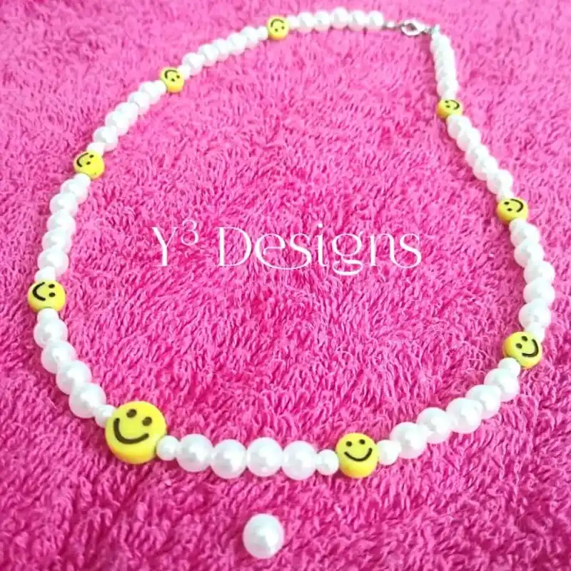 Collar de Perlas y Emojis 