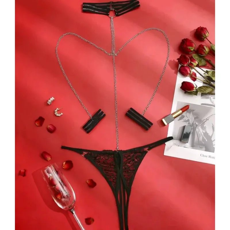 Hilo con entrepierna abierta y cadenas con amarre al cuello y anillo de mano