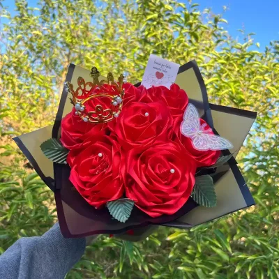 Ramo de 7 rosas + corona ✨
