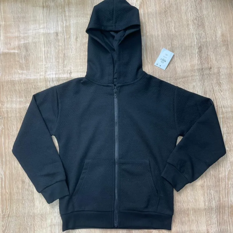 Abrigo color negro con capucha