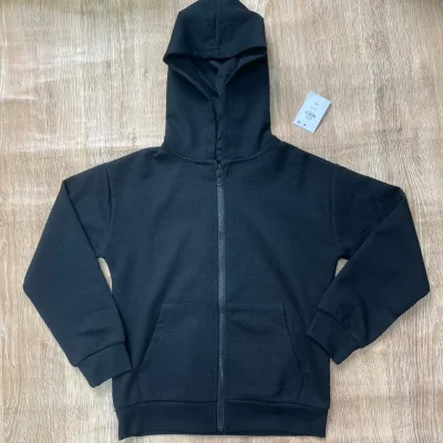 Abrigo color negro con capucha