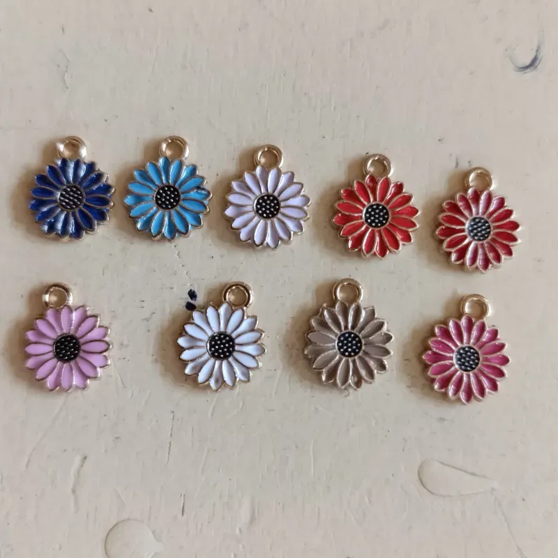 Dije dorado en forma de  flor