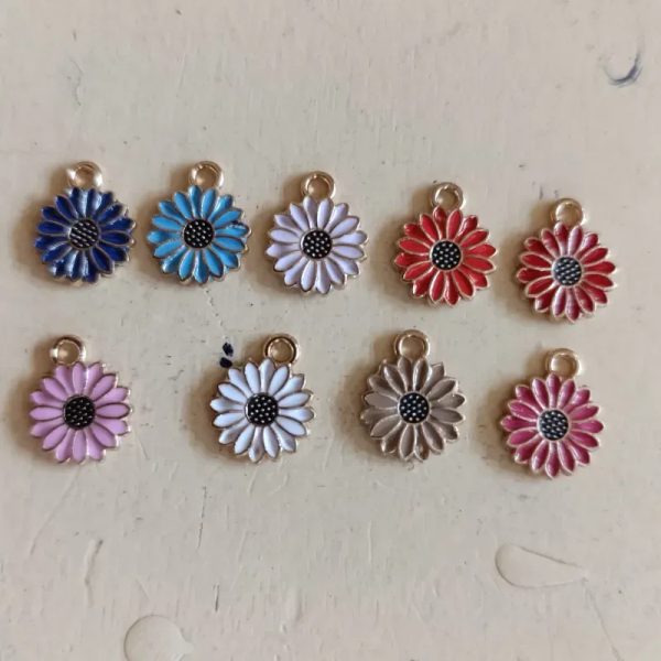 Dije dorado en forma de  flor