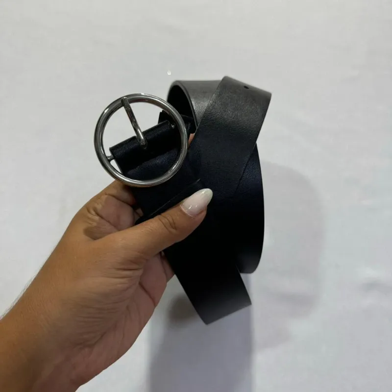 Cinto Negro Hebilla Circular Plateada