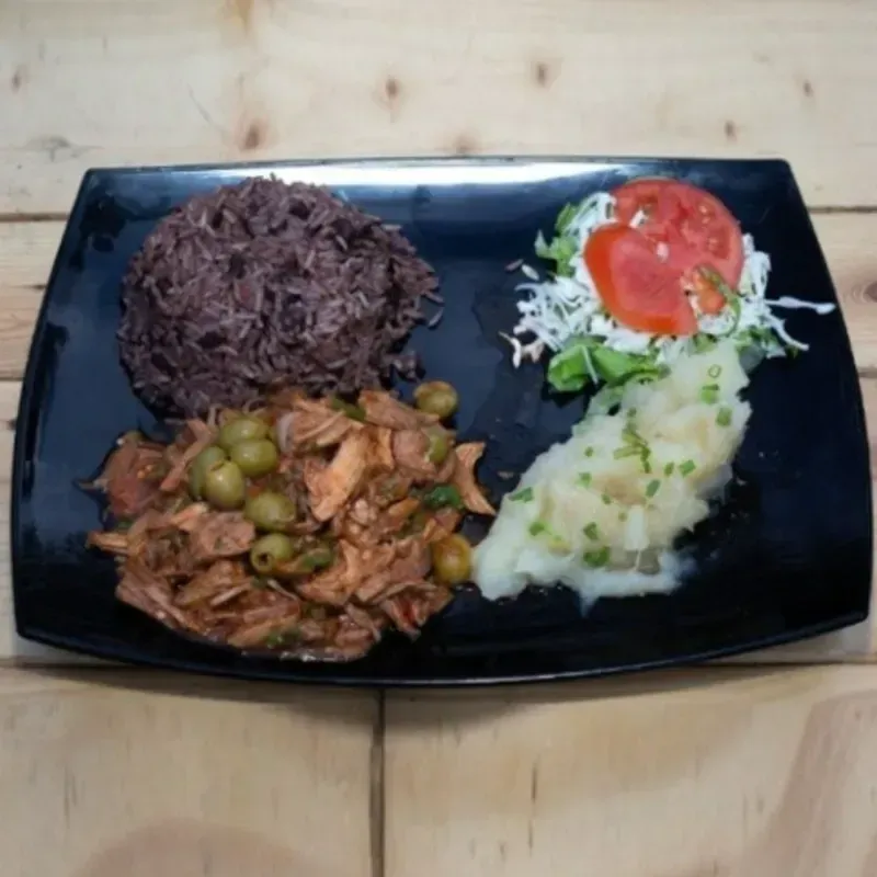 Ropa Vieja de Res con Aceitunas