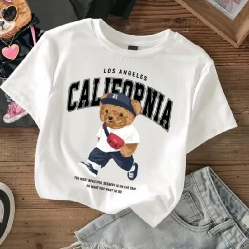 Camiseta blanca con diseño de osos y letras