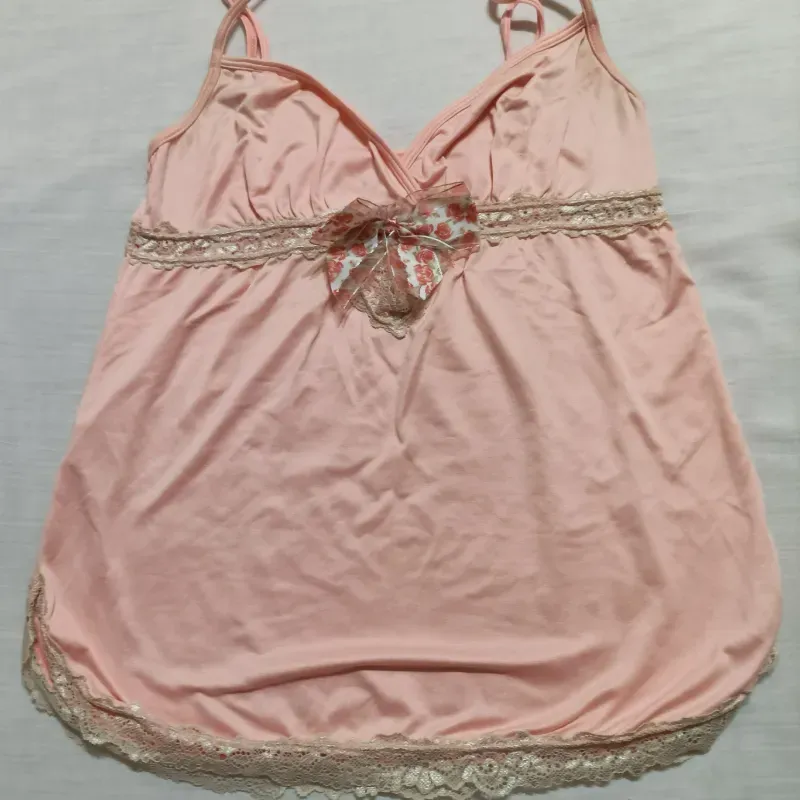 Camiseta rosada con lazo y encaje, de dormir.