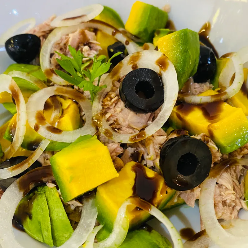 Aguacate con atún