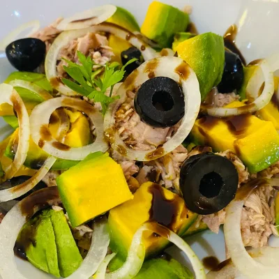 Aguacate con atún