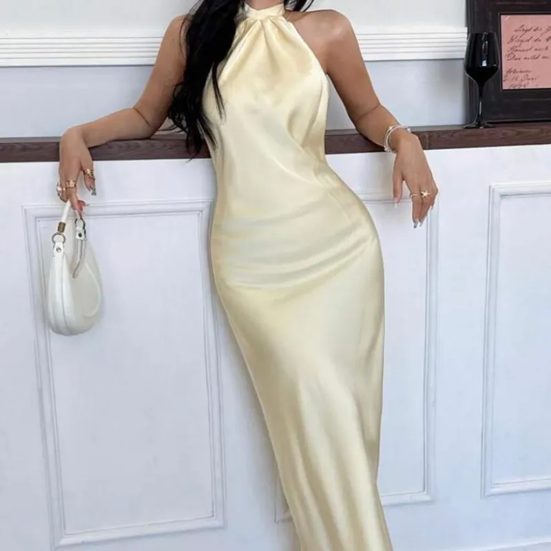 Vestido de satén amarillo con la espalda afuera