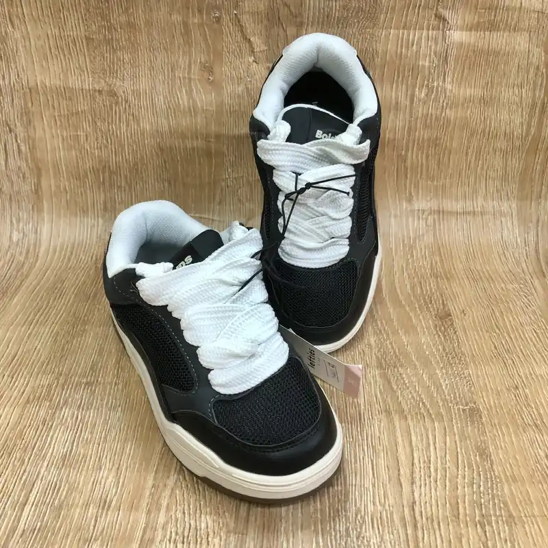 Tenis de cordones anchos color negro