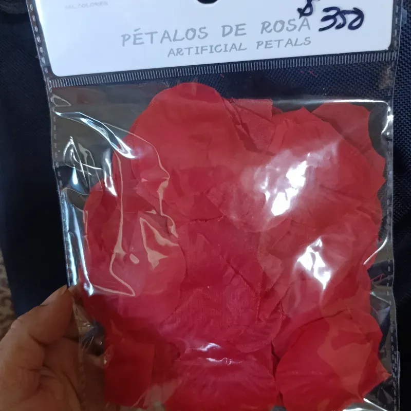 Paquete con 100 pétalos rojos de rosa artificial