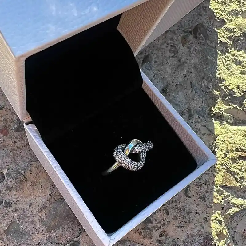 Anillo Pandora corazón anudado