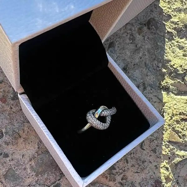 Anillo Pandora corazón anudado