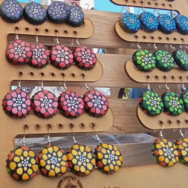 Aretes de chapitas pintadas