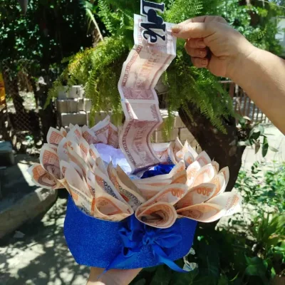 Cajita con dinero en forma de flor y rosas eternas