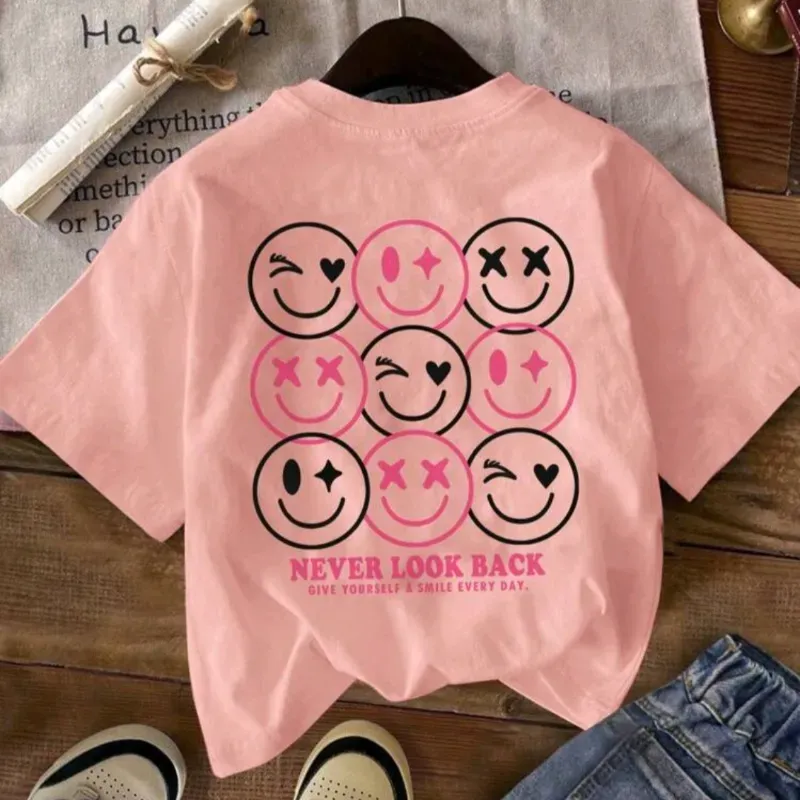 Camiseta color salmón con diseño en la espalda