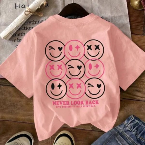 Camiseta color salmón con diseño en la espalda