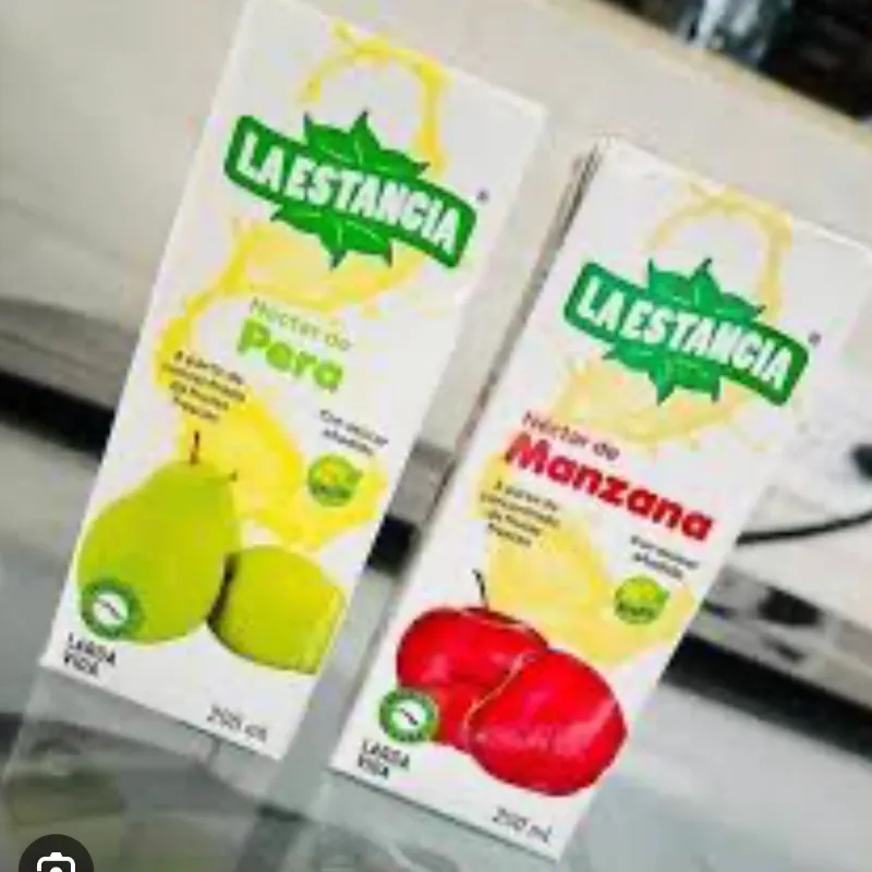 Jugos de caja de manzana y pera