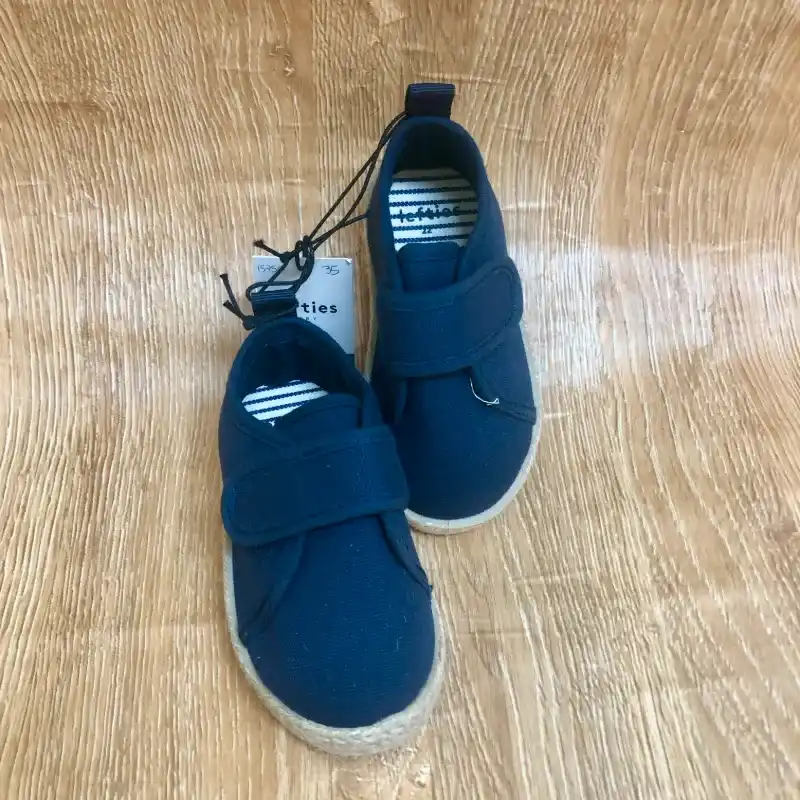 Zapatos color azul oscuro