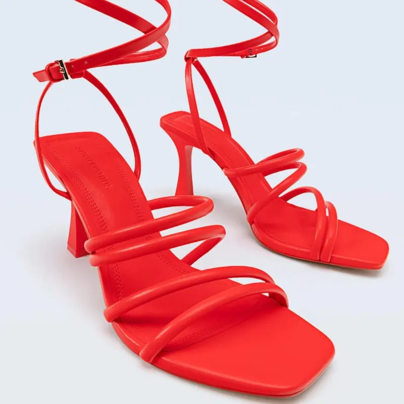 Tacones rojo tomate