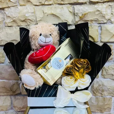 Oso en el trono con estuche de bombones Ferrero Rocher