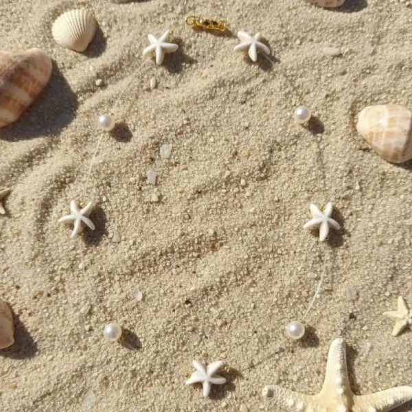 Collar invisible con estrellas de mar.