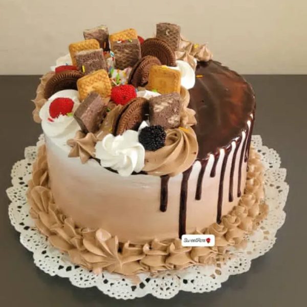 Panetela de capuchino decorada con chocolate y galleticas