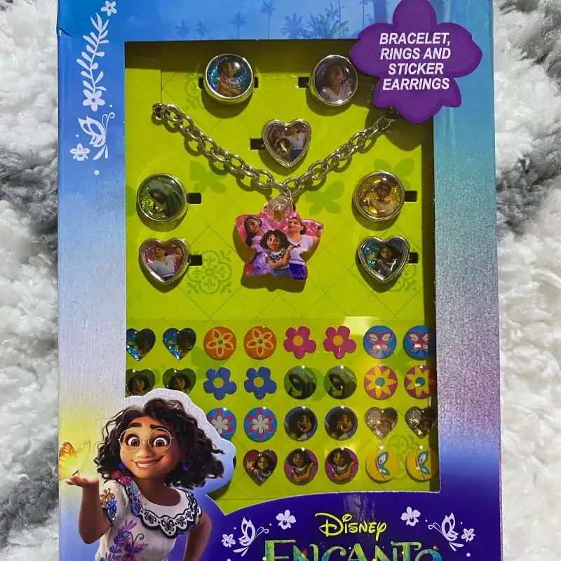 PULSERA, ANILLOS Y ARETES CON PEGATINAS $6USD