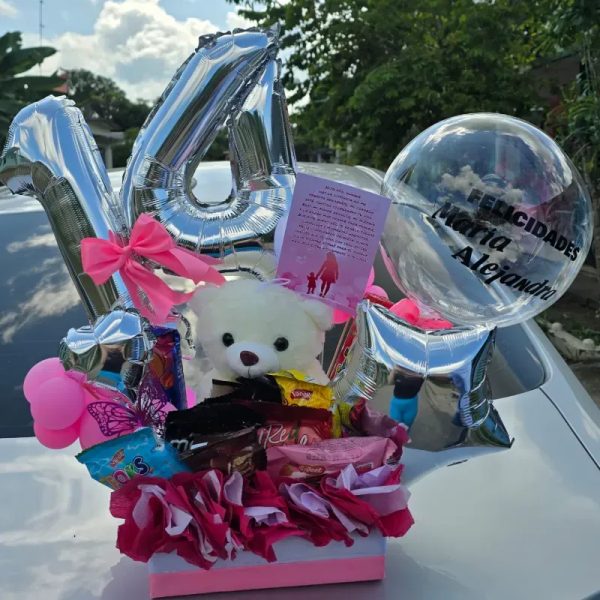 Cajita de regalo con peluche chiquito, globos y confituras