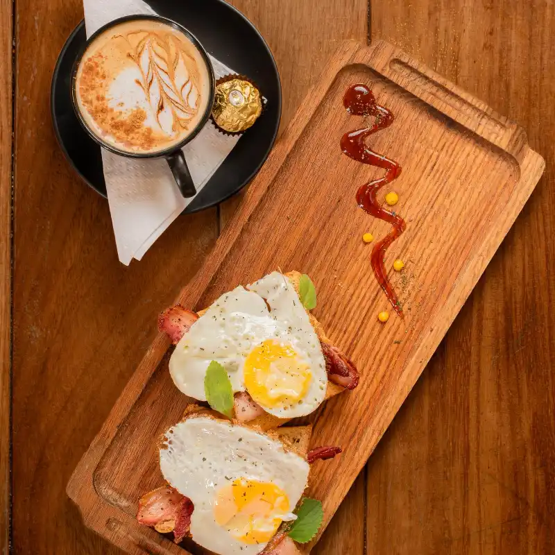 Tostadas con Bacon y Huevos