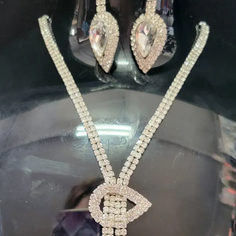 Set de gargantilla y aretes elegante ✨️