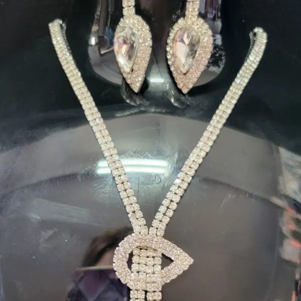 Set de gargantilla y aretes elegante ✨️