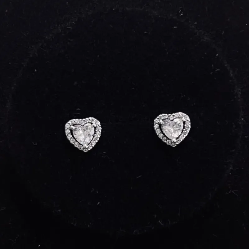 Aretes de corazón de brillo blanco