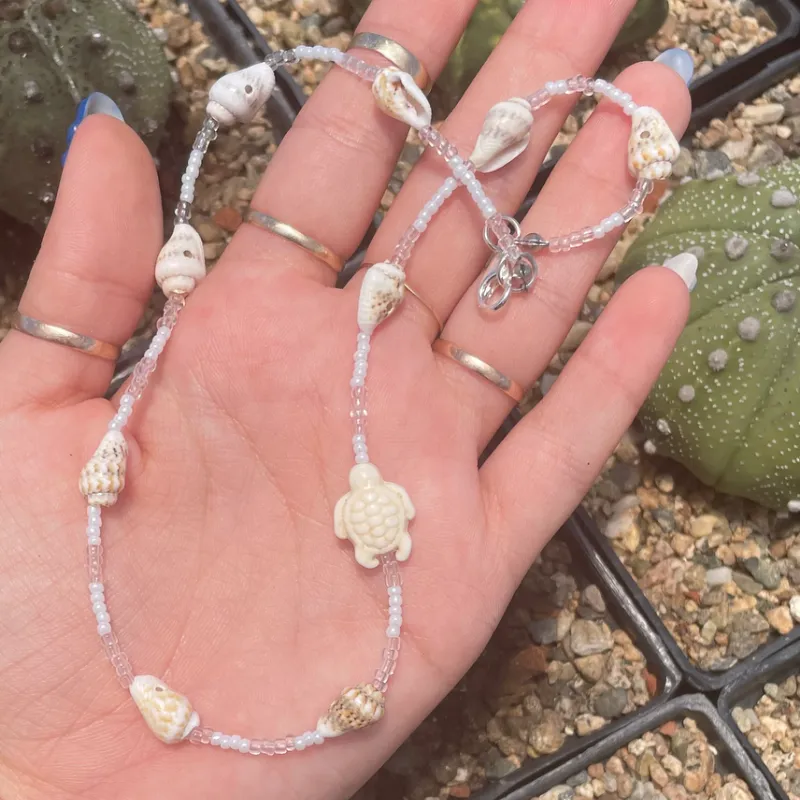 Collar de caracoles naturales.